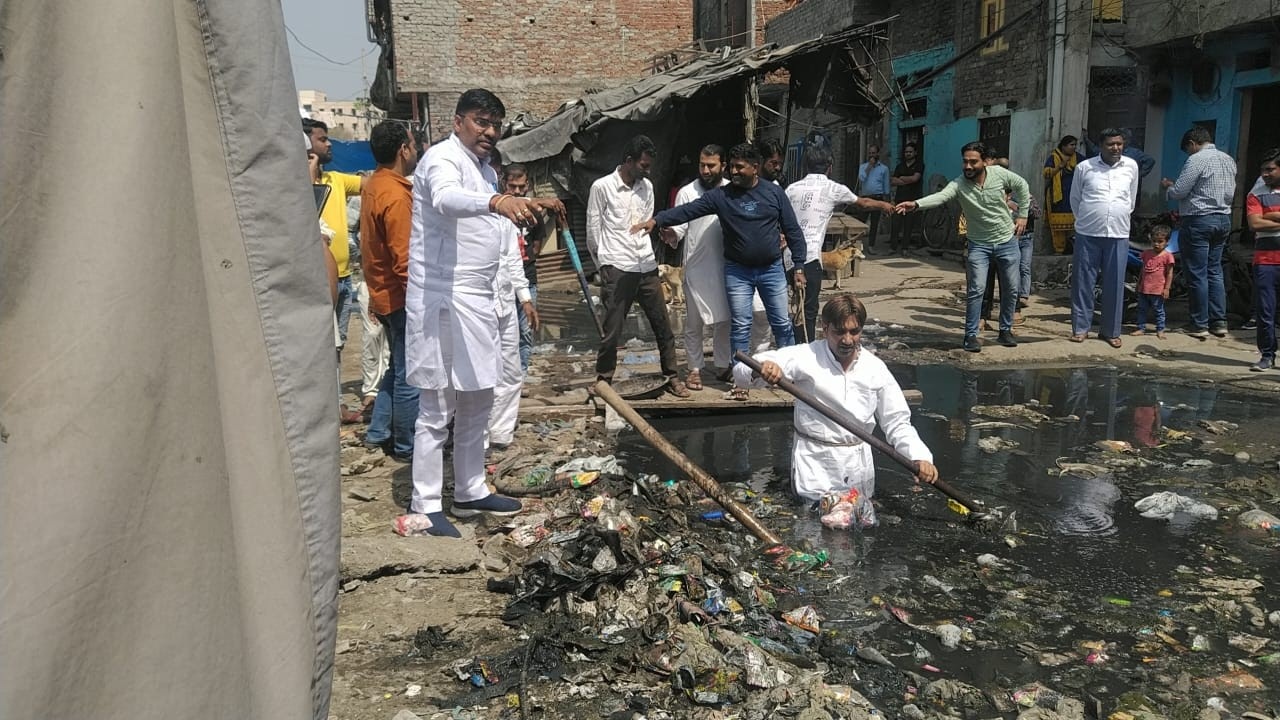 सफाई करने नाले में उतरे मनोनीत पार्षद बाद में लोगों ने दूध से नहलाया सफाई करने नाले में उतरे मनोनीत पार्षद बाद में लोगों ने दूध से नहलाया